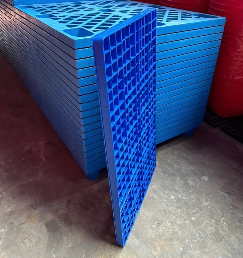 Pallet Lót Sàn Kho Giúp Hạn Chế Thiệt Hại Hàng Hóa Trong Mùa Mưa