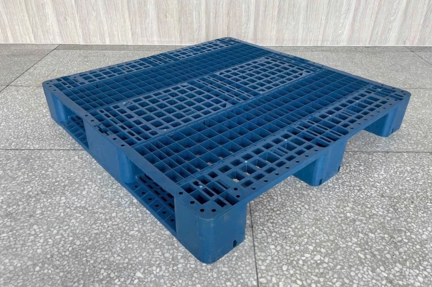 Pallet Nhựa Cũ Giá Rẻ Có Thực Sự Là Giải Pháp Tiết Kiệm?