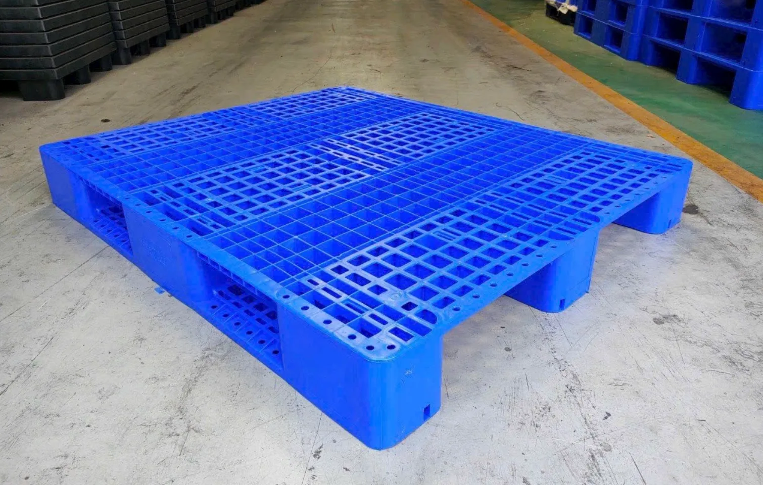 Vì sao pallet nhựa cũ giá rẻ được nhiều doanh nghiệp quan tâm?